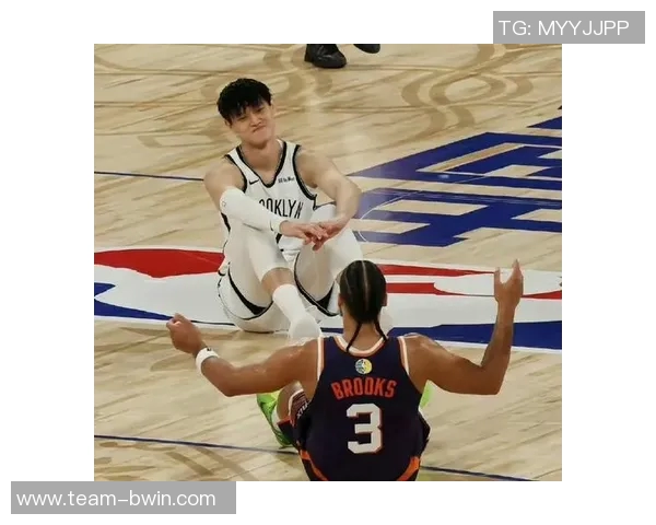 曾凡博回防失位被狄龙三分命中比赛局势瞬息万变 曾凡博回防失位被狄龙三分命中比赛局势瞬息万变