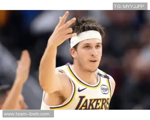 雷迪克点评里夫斯表现称其上半场手感欠佳但下半场状态回暖 雷迪克点评里夫斯表现称其上半场手感欠佳但下半场状态回暖